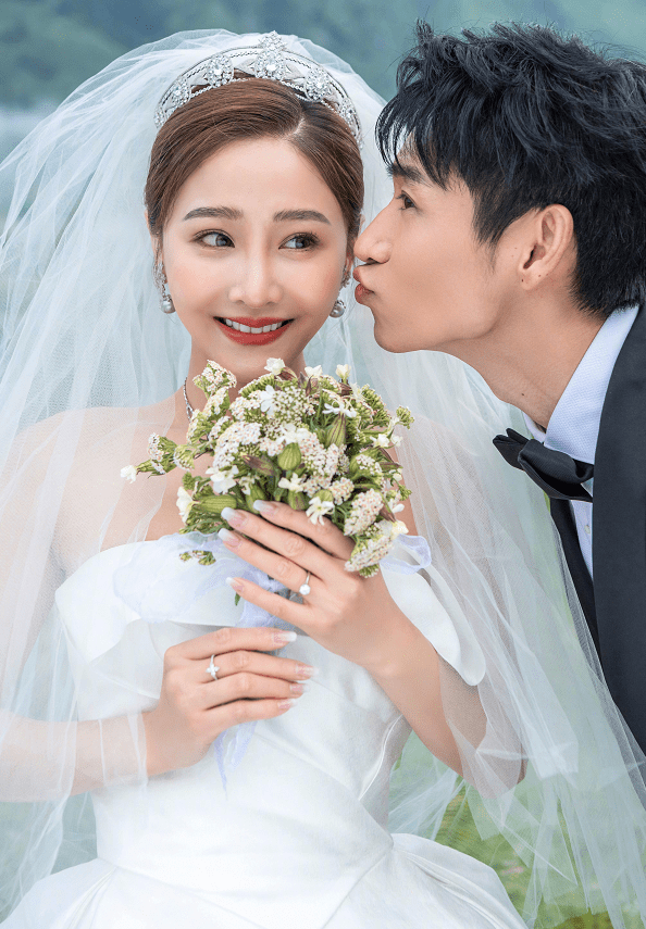 婚纱照|魏晨的妻子藏得挺深的，七夕节晒结婚照，骑着白马的老婆真娇嫩