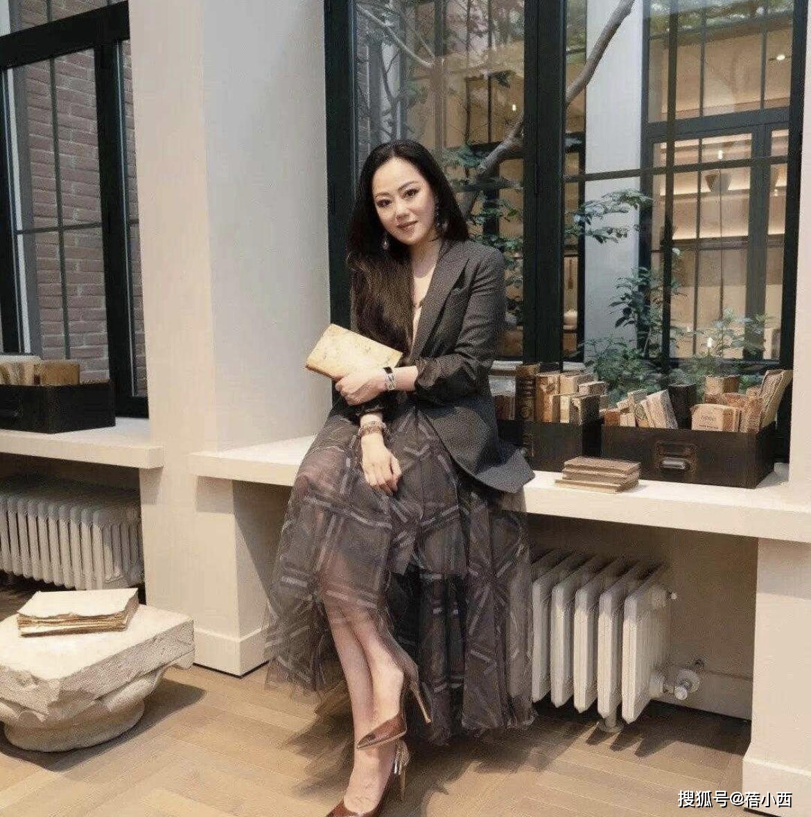 章小蕙|“章小蕙”真是上流社会贵妇的代表，饱满身材穿小黑裙，气质惊艳