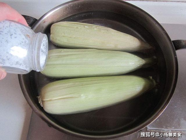 煮玉米是冷水下锅还是热水下锅（很多人选错了，难怪不好吃）