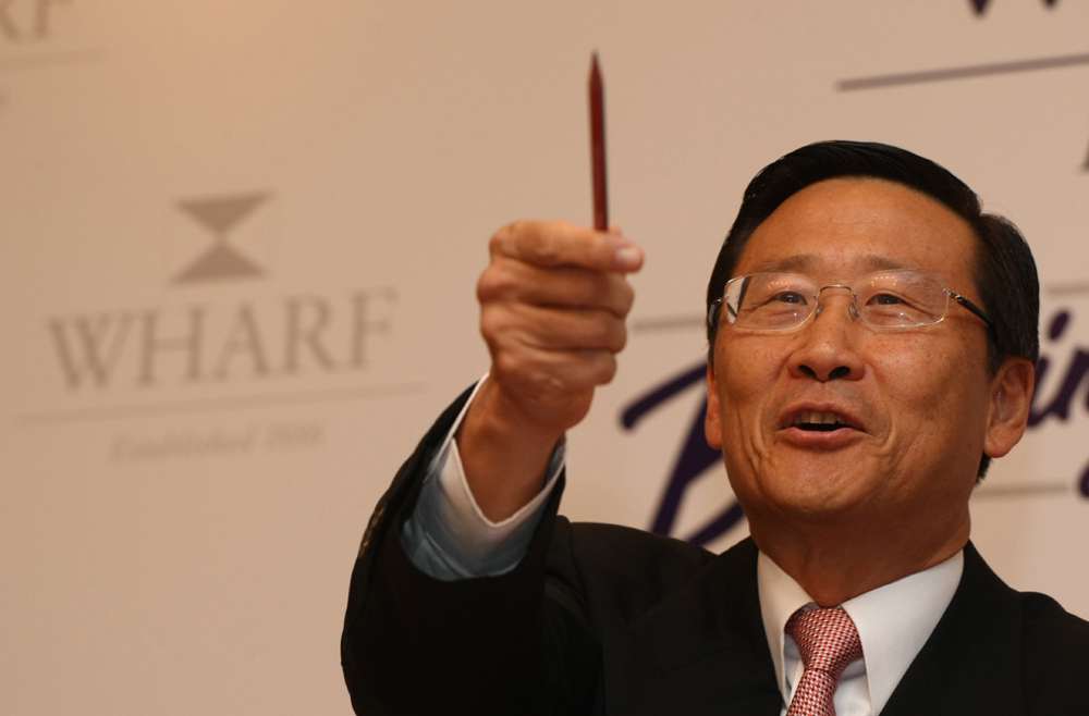 为河南捐款1500万,还曾给武汉捐1千万,岳父曾经捐建了宁波大学_包玉刚