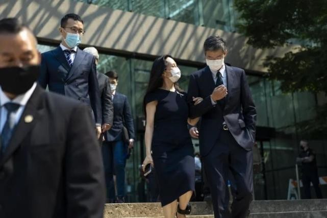 颜色|孟晚舟最新出庭笑开花！穿小黑裙挽着男士出场，状态更回春变美了