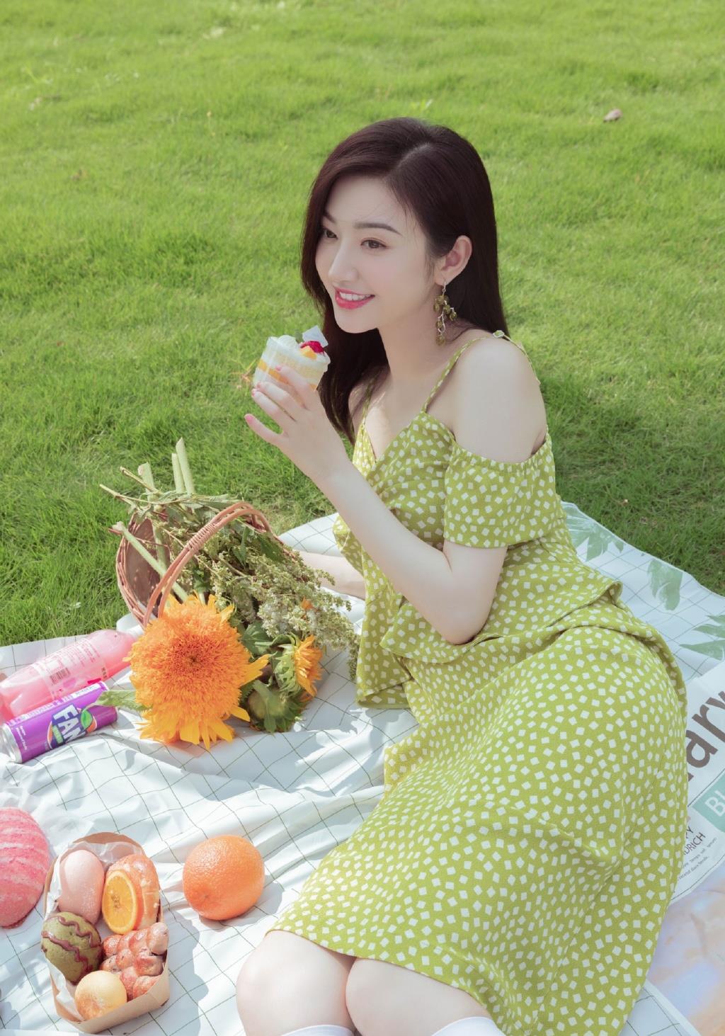 应景|景甜也太任性了，拿碎花裙配长袜好会玩，结果不仅不丑还挺好看的