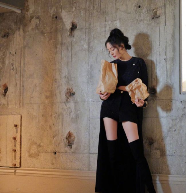 黑色|杨幂清爽风穿搭真是绝了！短款内搭秀小蛮腰，长款外套增加气场