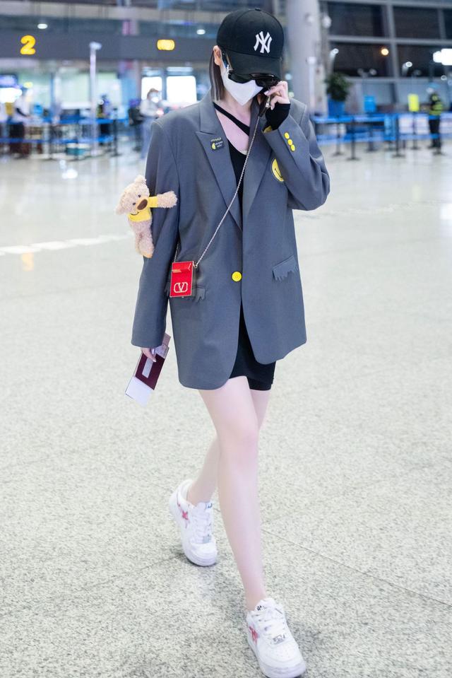 荧光|戚薇连体裤穿出女人味,“露肩”搭配很惊艳,荧光色内搭才是王牌