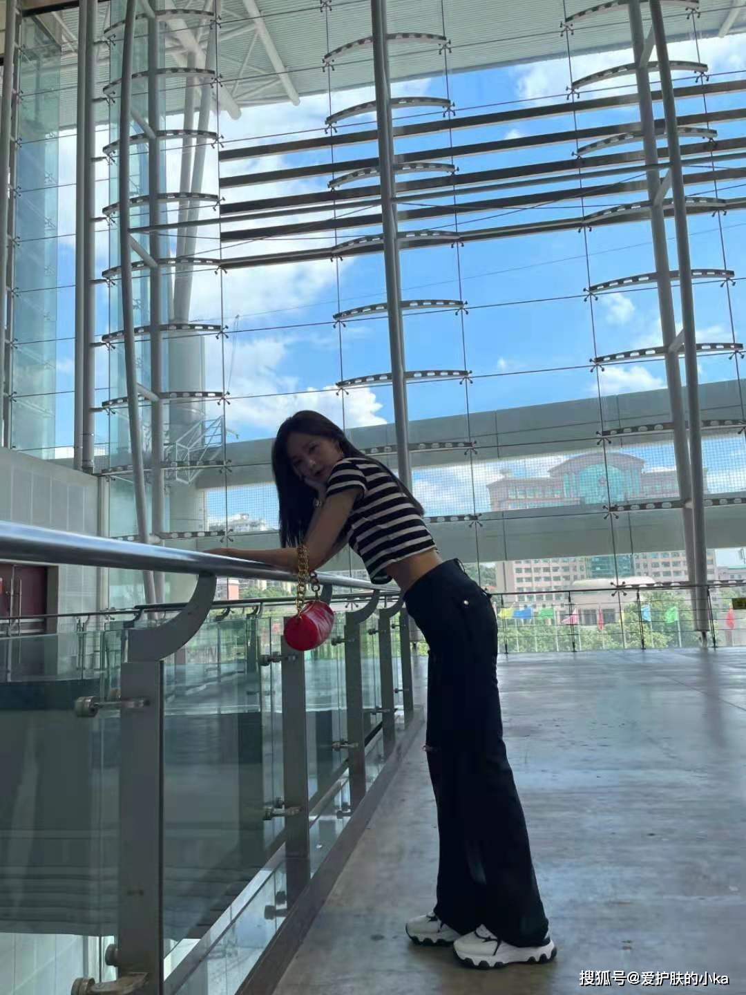 小姑娘|沈梦辰30多了还像小姑娘，打扮洋气时髦，青春靓丽像吃了＂防腐剂＂