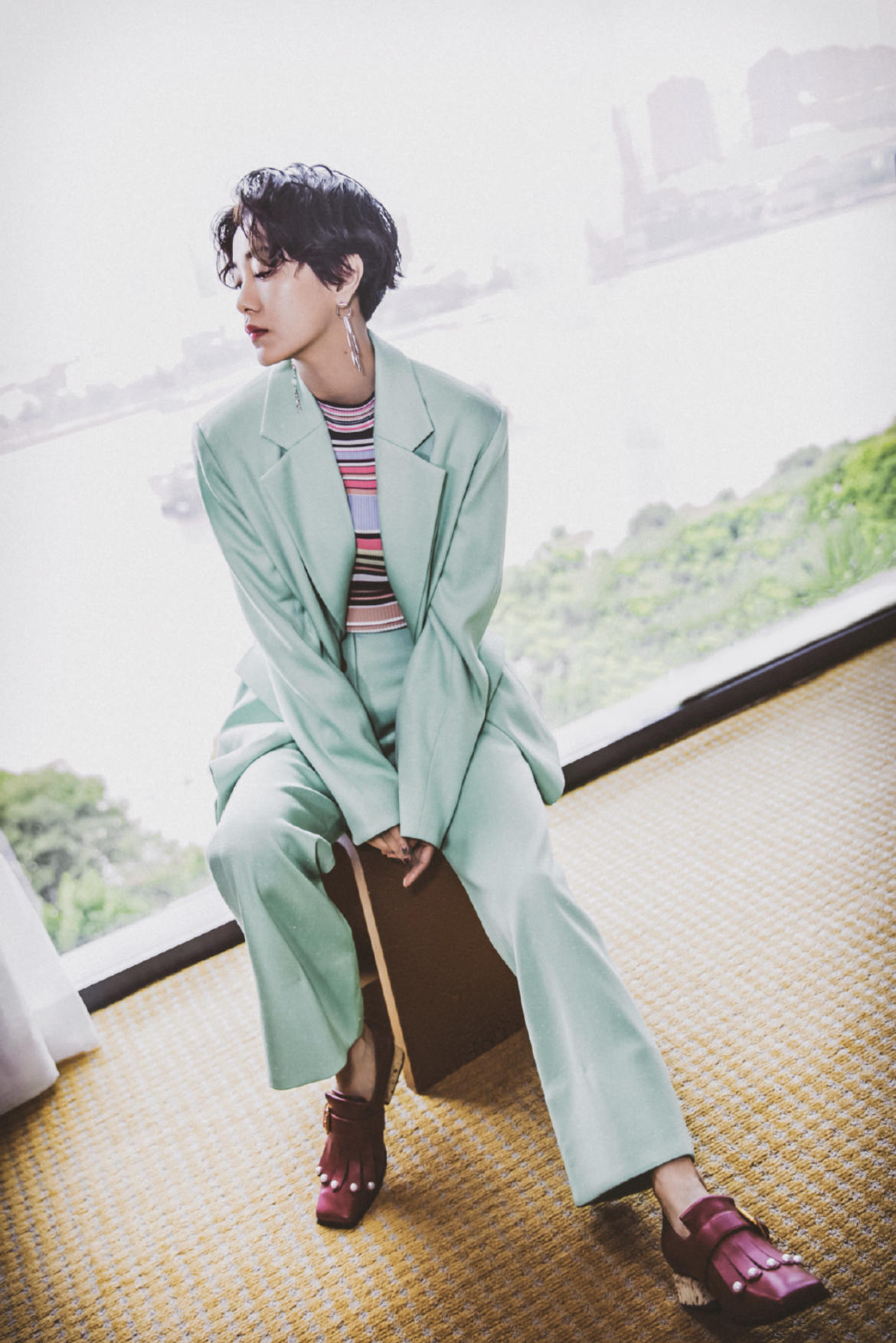 黑色|郭采洁真是小个子穿搭典范，背心配皮质包臀裙又飒又美，帅气利落