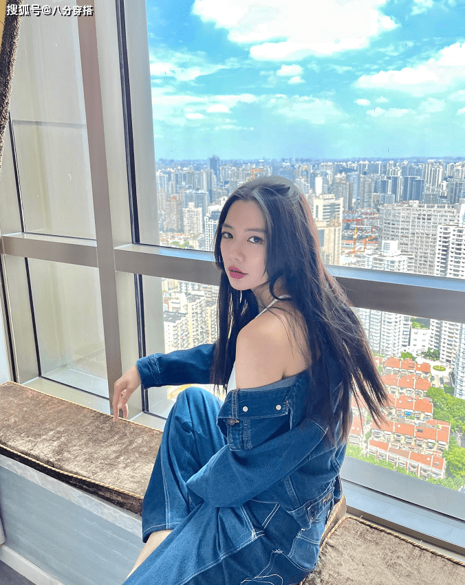 身材|克拉拉不愧是“亚洲第一美女”，牛仔套装中性飒爽，搭吊带显妩媚