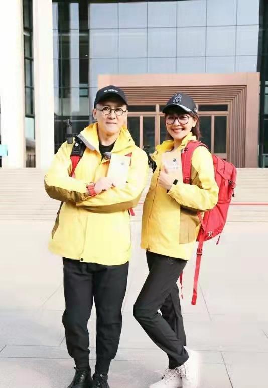 黑色|央视主持方琼滞留河北!穿上万块棉服街头当志愿者,演绎别样时尚