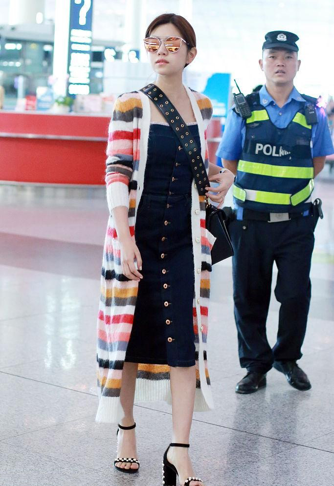 玲珑|陈妍希越长越美了,牛仔裙勾勒玲珑身姿,“彩虹装”美回18岁
