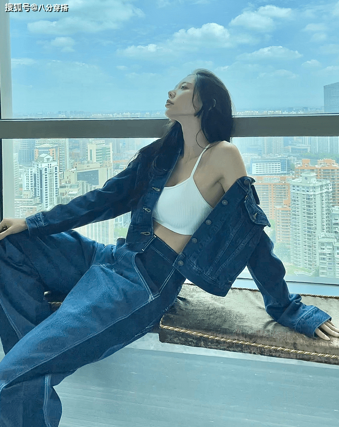 身材|克拉拉不愧是“亚洲第一美女”，牛仔套装中性飒爽，搭吊带显妩媚