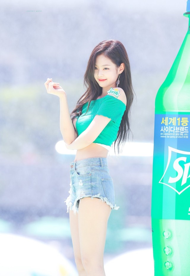 身材|穿衬衫配百褶裙的Jennie，甜美又漂亮，“漫画腰”太美了