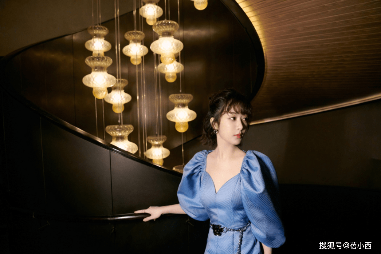 一身|杨紫终于穿出高级美感,泡泡袖连衣裙配半扎发型,看上去气质升华