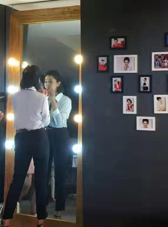 黑色|央视主持方琼滞留河北!穿上万块棉服街头当志愿者,演绎别样时尚