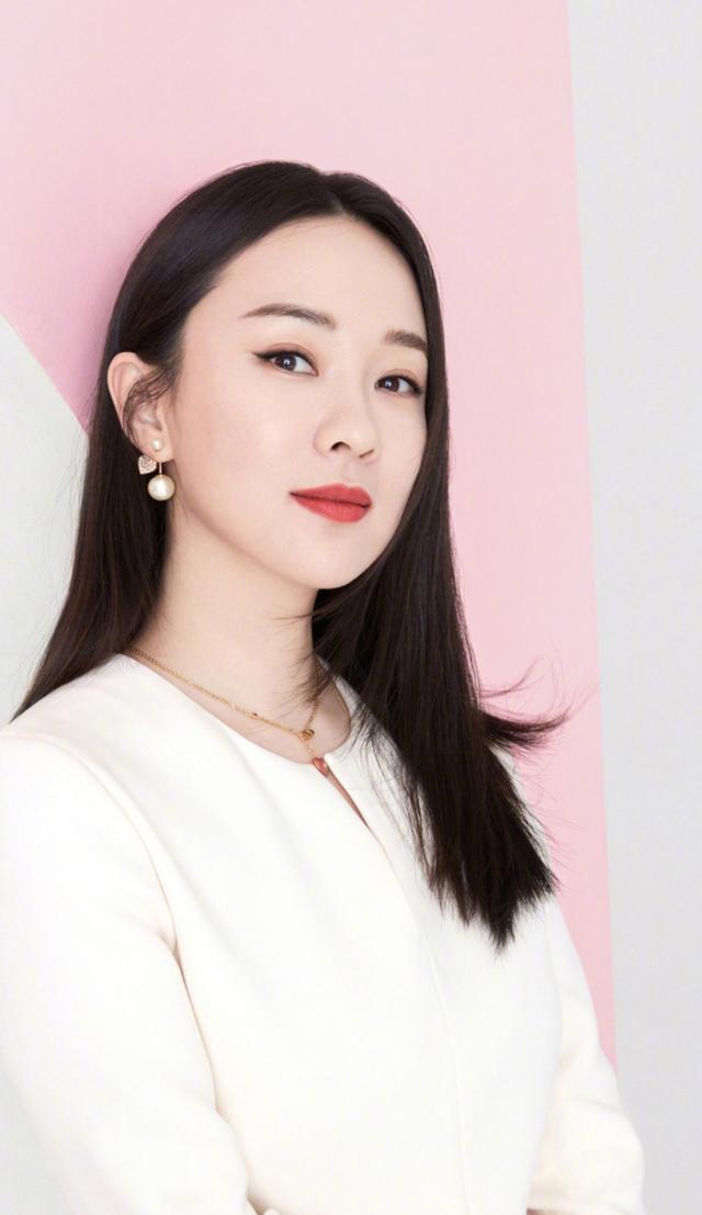 身材|霍思燕夫妇为情人节拍照，穿白色连衣裙秀身材，杜江把铁锁当项链