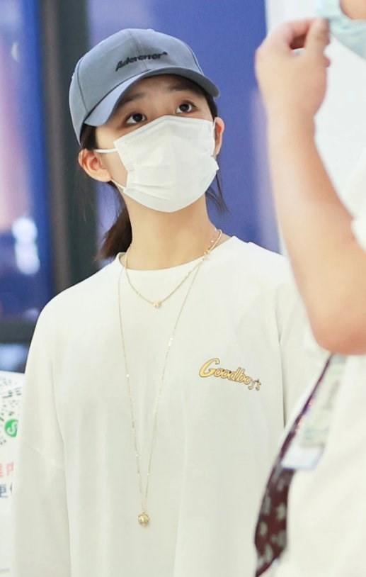 黄磊|黄磊15岁女儿出落得亭亭玉立，穿白T凹下衣失踪硬装成熟，真时尚