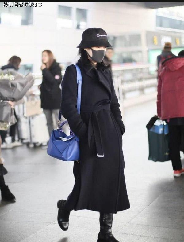 设计|周涛现身穿风衣配长靴,51岁还贴双眼皮粘假睫毛,大龄女人也扮嫩