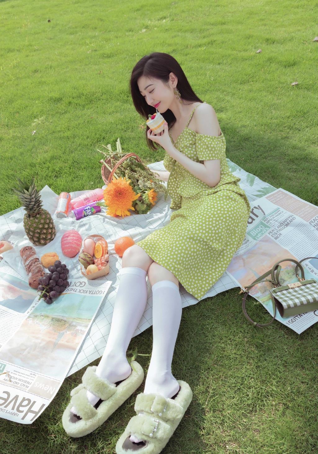 应景|景甜也太任性了，拿碎花裙配长袜好会玩，结果不仅不丑还挺好看的