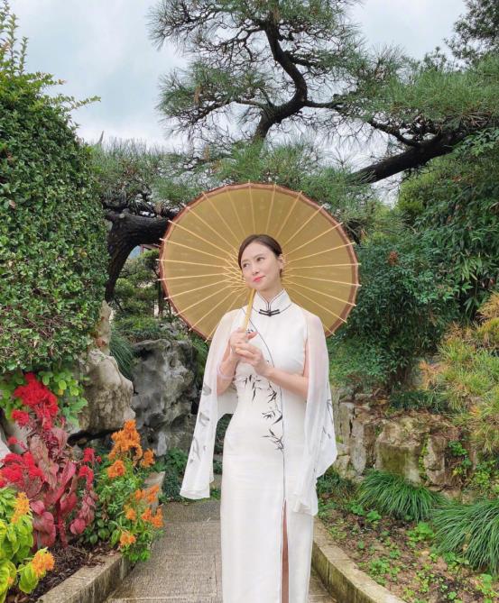 翁虹|翁虹身穿花裙眉眼带笑,53岁风采依旧,温柔气质不惧年纪变化