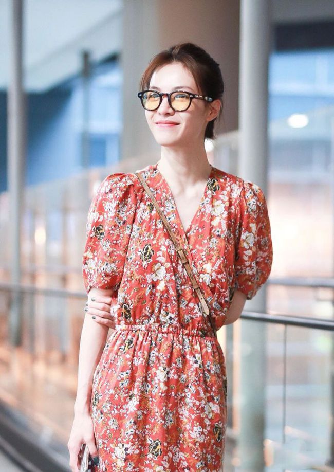 显示|钟楚曦一改往日御姐形象，穿西柚红印花裙清新甜美，尽显娇美温柔！