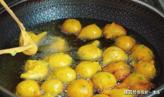 做法|一块南瓜2鸡蛋，筷子搅一搅，8分钟搞定全家人早餐，比油条还香