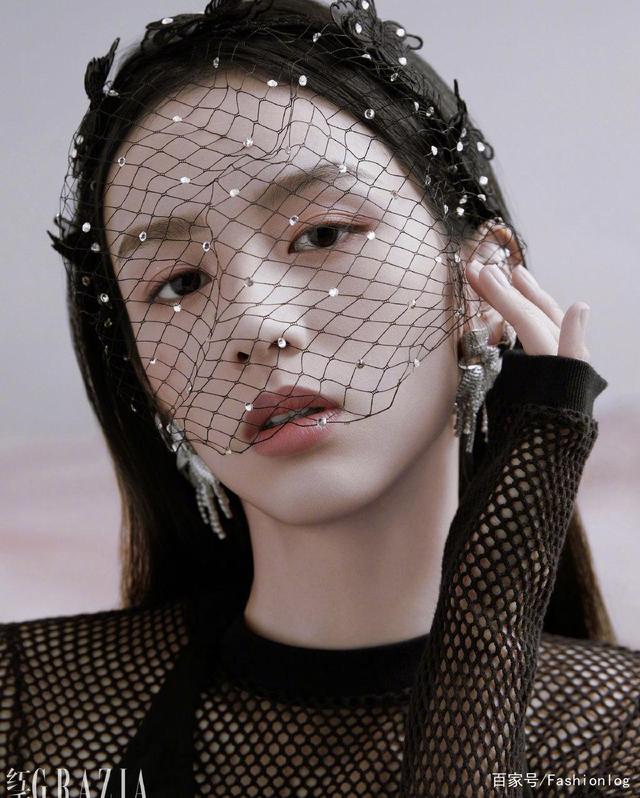 显得|周也《红秀》杂志大片曝光，演绎不同造型，是行走中的美女画报