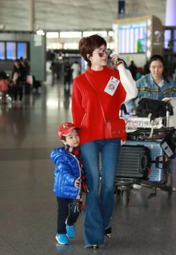 身材|44岁金巧巧罕见现身,毛衣一面红火一面清纯,穿高跟鞋不耽误抱娃