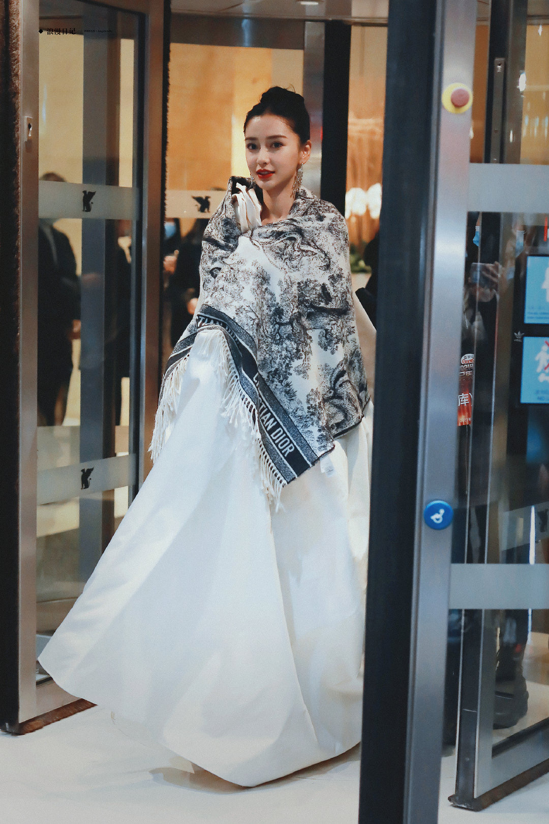 黑色|又是红毯斗艳！倪妮秀美背，毛晓彤又仙又欲，都难敌杨紫一个扭腰！