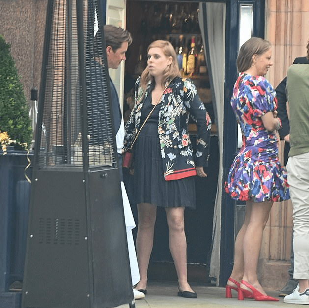 事情|英国公主挺9个月孕肚亮相！迷你黑裙配花衣，二婚老公手插兜耍酷