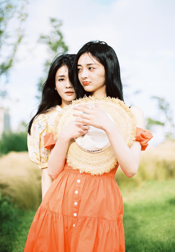 色彩|白鹿为了拉近和周洁琼的年龄，特意穿碎花裙同框，少女气质好清纯