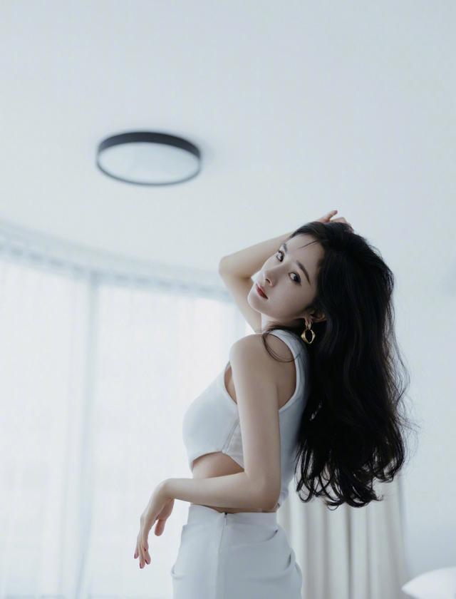 杨幂|又被杨幂惊艳到了，穿“断层”白裙露一截腰，还开高叉秀腿绝了