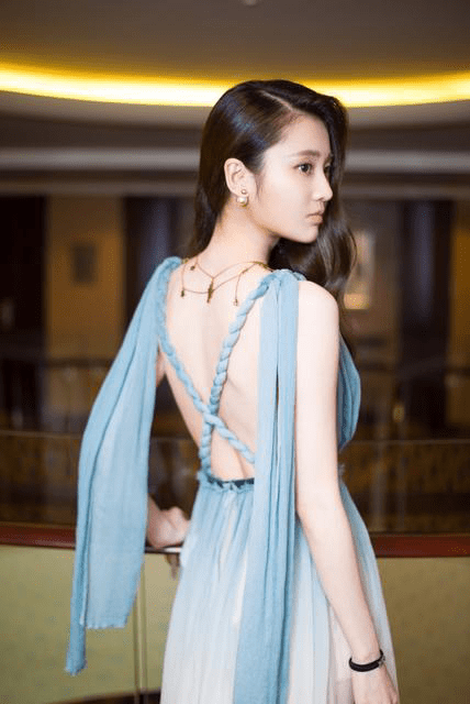 直角|张慧雯胖了10斤仍很坦荡，大方穿吊带裙秀出直角肩，照样很nice