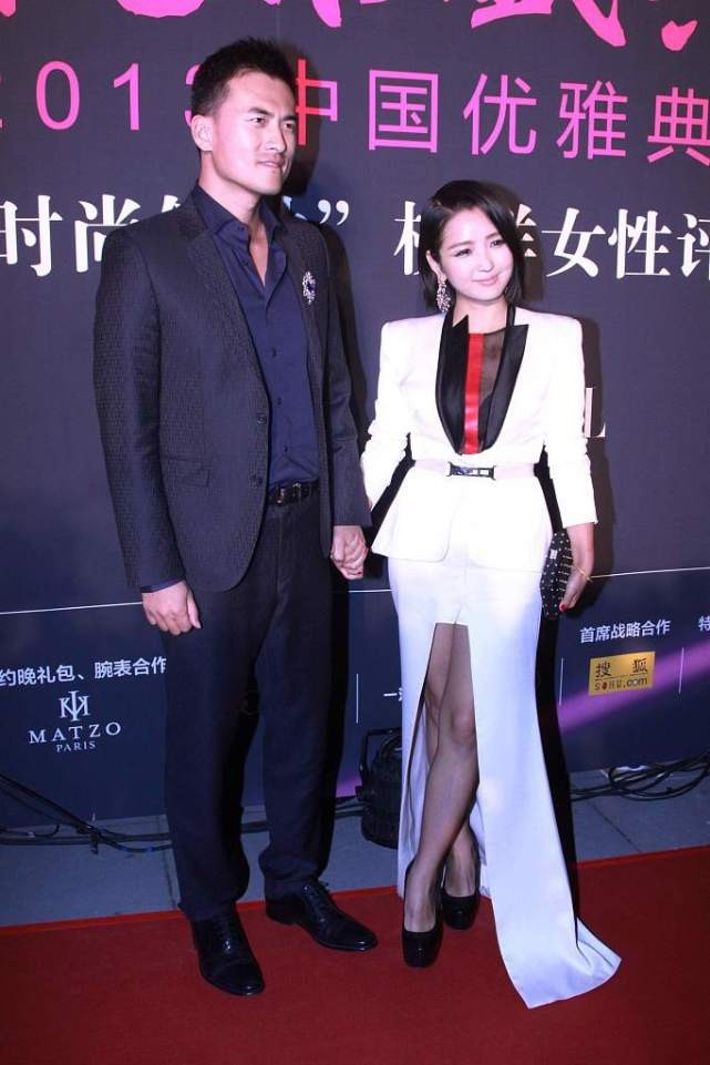 真空|何洁挺有自信的，“真空”穿短西装，四六比例的身材和普通人一样