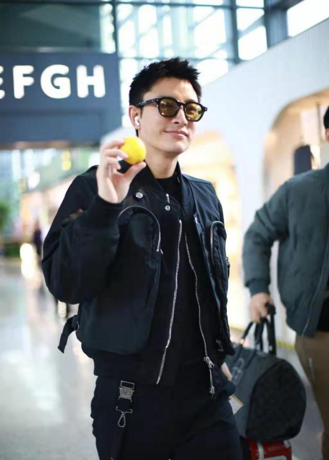 黑色|35岁贾乃亮知性了，全黑look配马丁靴现身机场，看得出他的笑很浅