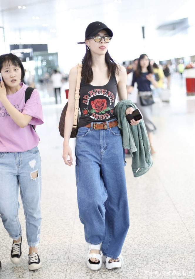 身材|奥运冠军吴敏霞周末出游，穿背心水边扮酷，又瘦又美身材保持真好