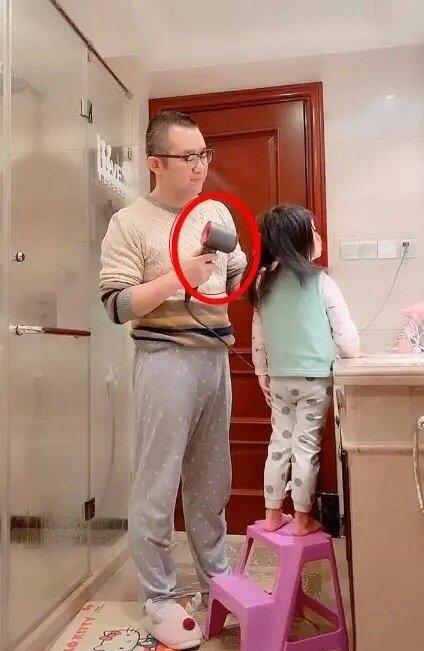 奢侈品|涂磊宅家晒日常，露出大量奢侈品，给女儿吹头发的吹风机都是大牌