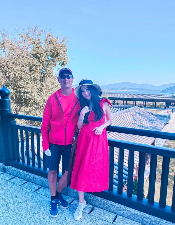 卫衣|54岁温碧霞坚持扮嫩，穿抹胸裙扮花仙子，没生过孩子也难挡衰老