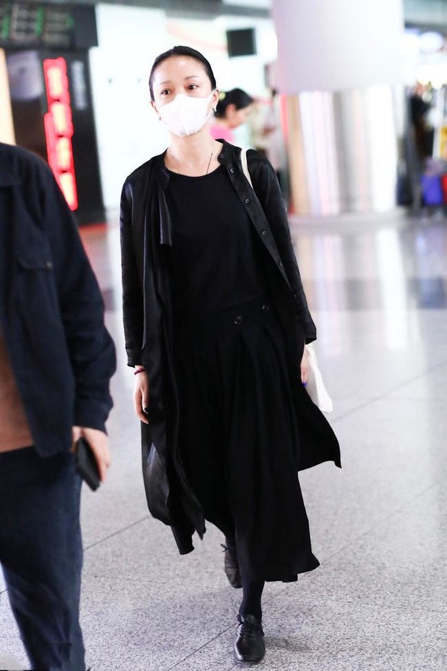 小腿肚|周迅美得真低调，穿黑色外套搭配阔腿裤简约大气，气场十足