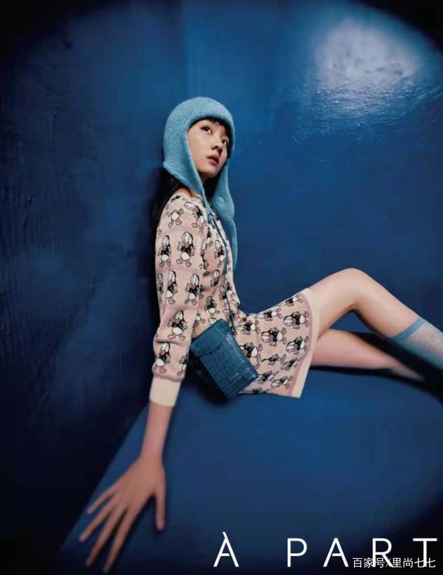 黑色|黄磊女儿也要出道了？黄多多时尚大片曝光，罕见接长发美到认不出