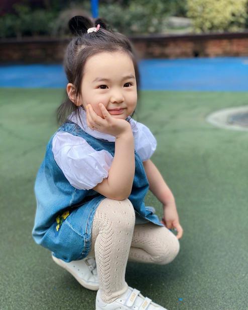 大腿|高云翔都回来了,女儿小酒窝“翻脸”不认爸!抱着董璇大腿不撒手