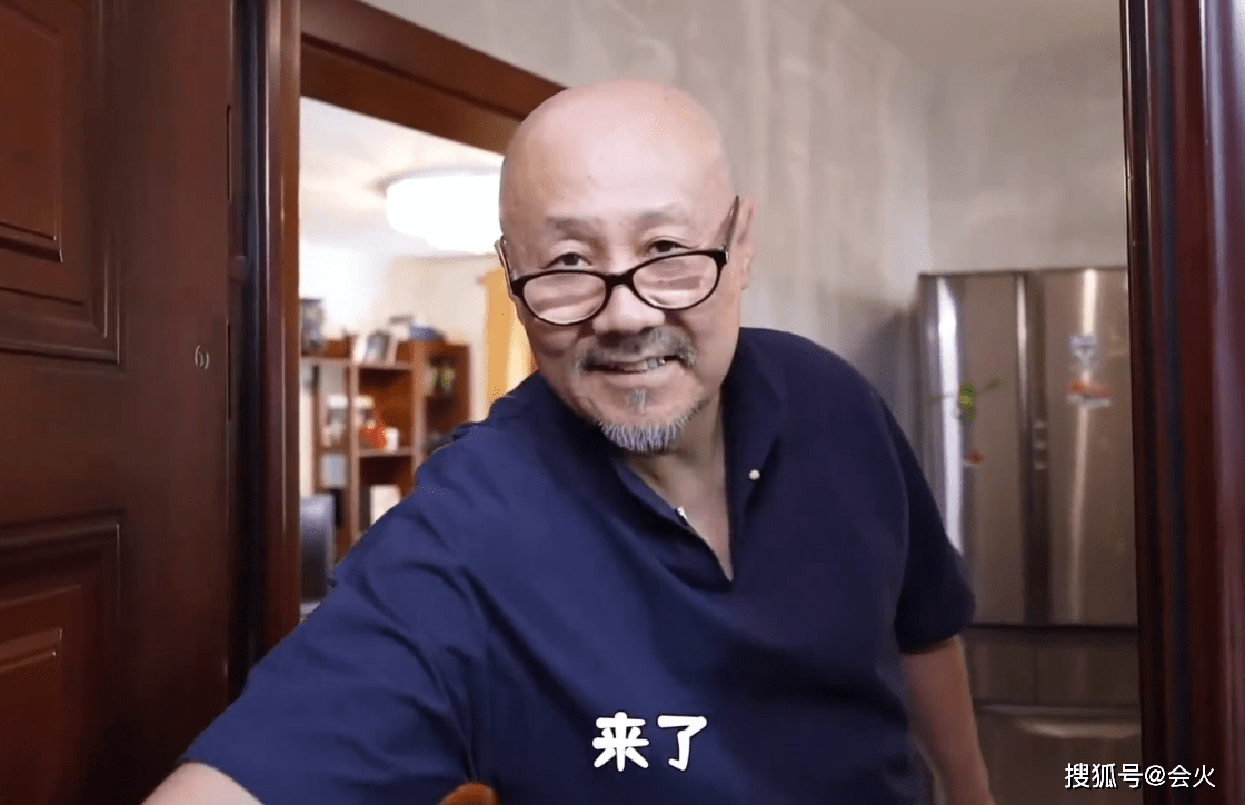 腾格尔|“歌王”腾格尔私宅内景曝光！客厅大树近3米，墙上苍蝇拍接地气