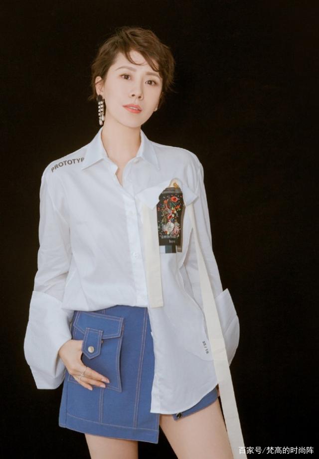 林青霞|林青霞近照曝光，一身休闲黑衣陪友人漫步！真不像66岁的老太太