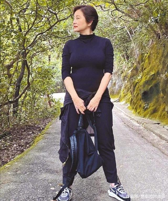 林青霞|林青霞近照曝光，一身休闲黑衣陪友人漫步！真不像66岁的老太太