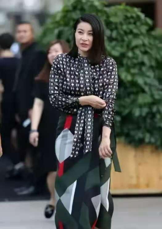 郭晶晶|霍启刚儿女正面照曝光！女儿机灵儿子帅气，郭晶晶长发披肩太淑女