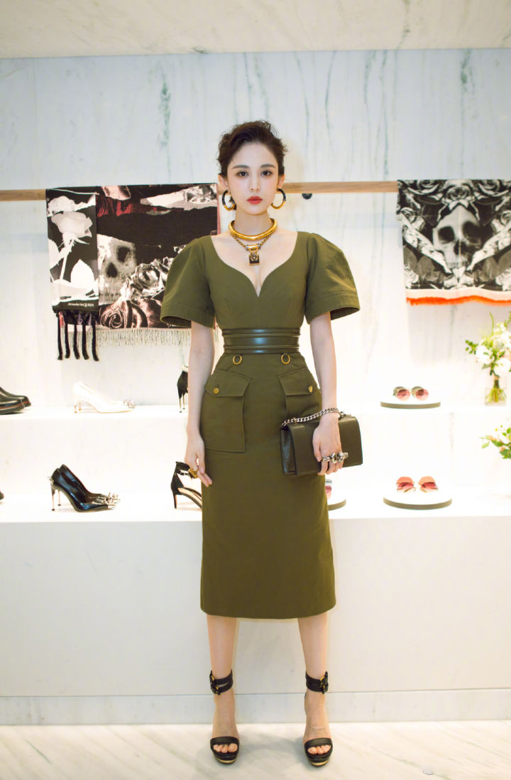 整体|古力娜扎不再低调了，穿墨绿色V领裙复古又优雅，A4腰线惹人惊艳
