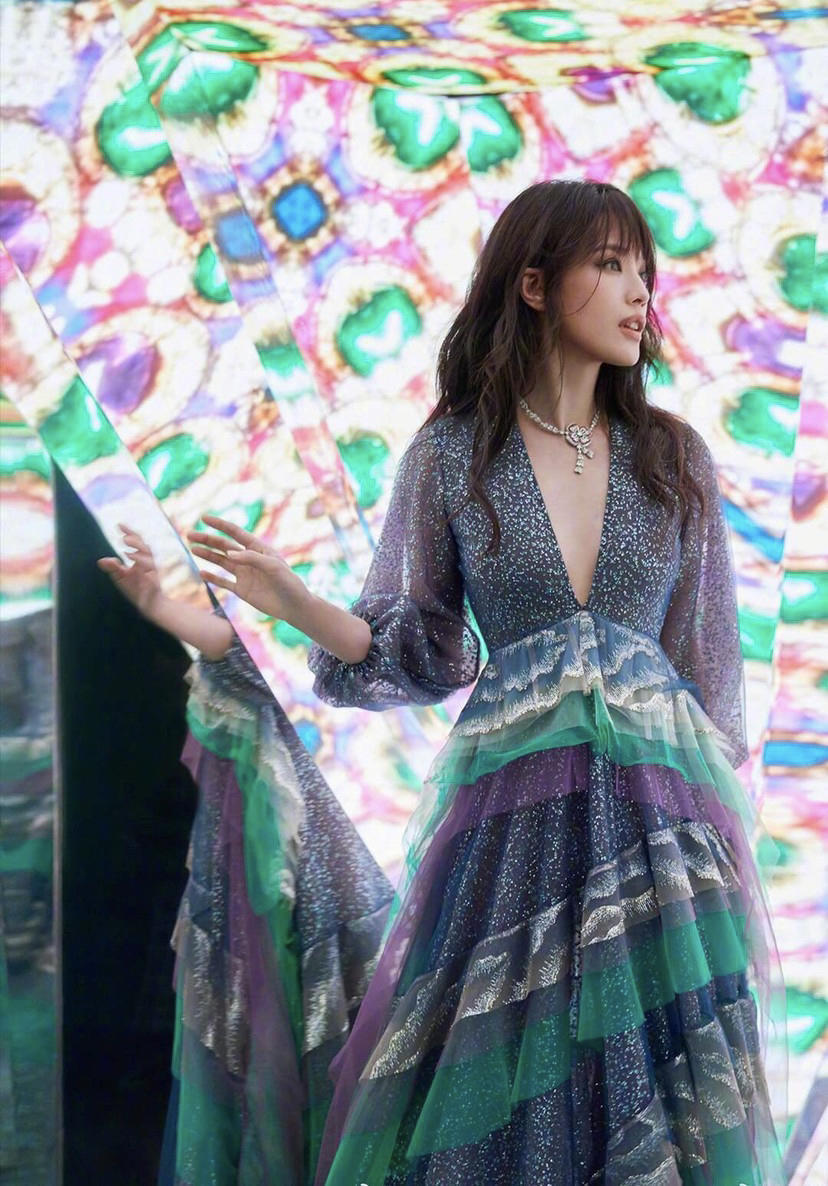 颜色|又被舒淇的“大胆”震住，领口开到腰+大露背的连衣裙都hold得住