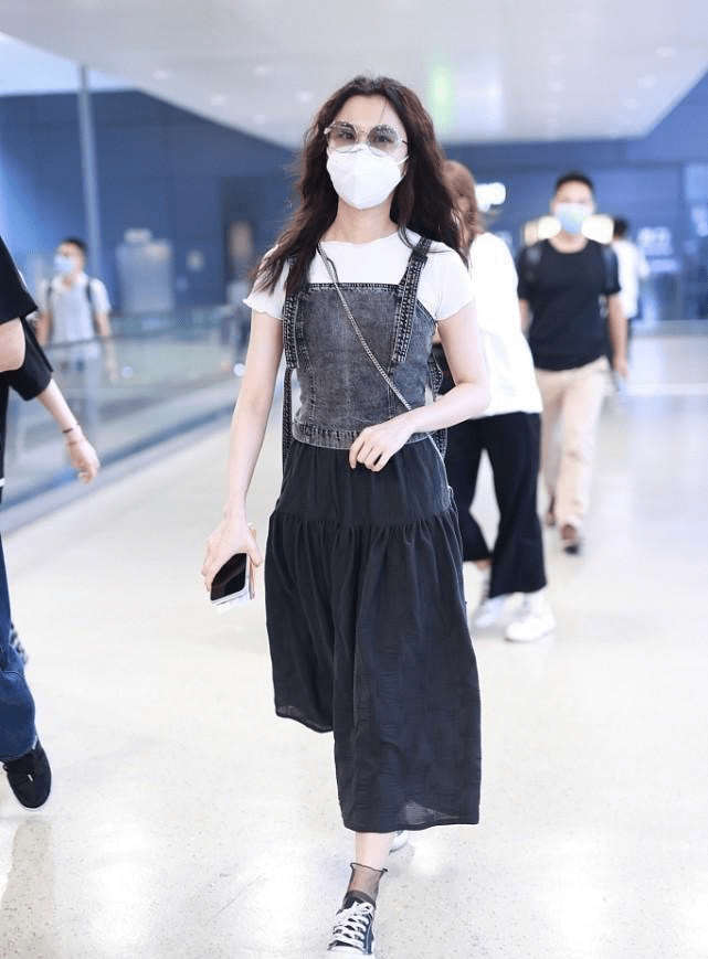 直角|张慧雯胖了10斤仍很坦荡，大方穿吊带裙秀出直角肩，照样很nice