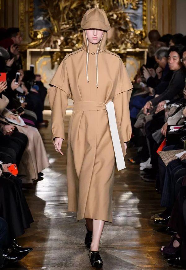 卫衣|54岁温碧霞坚持扮嫩，穿抹胸裙扮花仙子，没生过孩子也难挡衰老