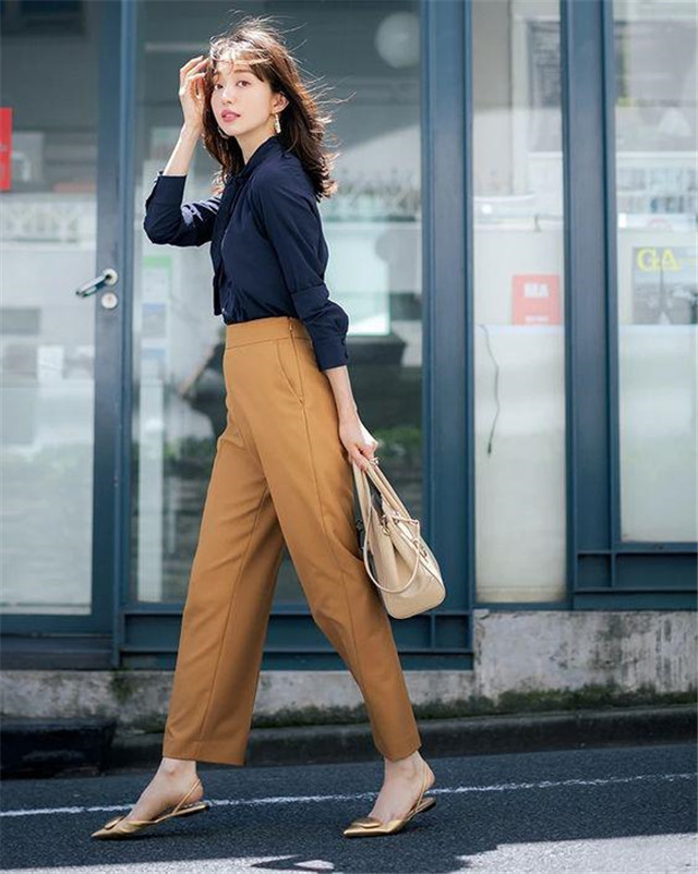 显得|今年流行的“卡其裤”怎么搭？与其打扮时髦，不如穿得高级又显白