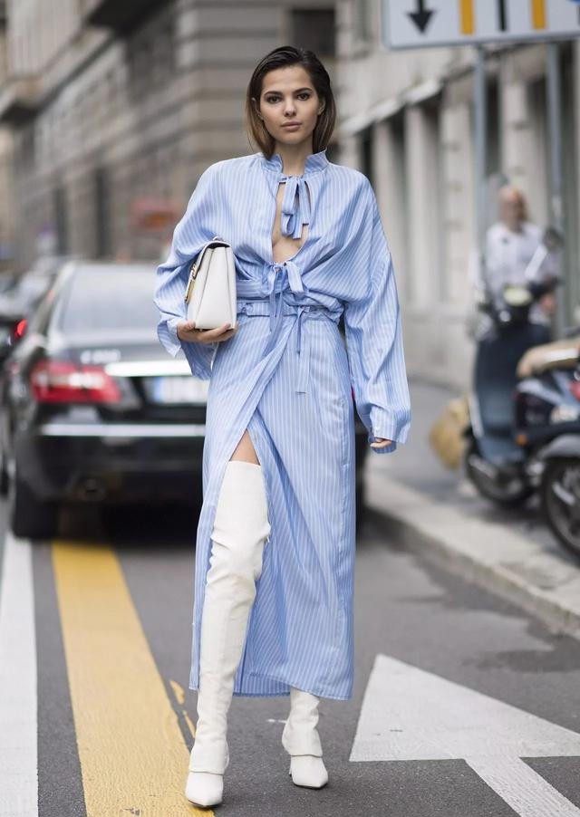 职场|长筒靴和半身裙的这套搭配会更加的职场化