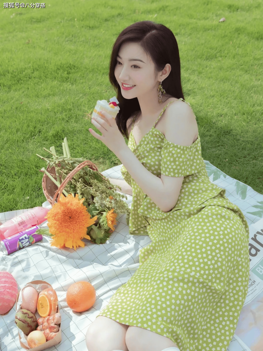 季节|景甜真会打扮，一袭绿色碎花连衣裙清新甜美，比“司藤”还要惊艳